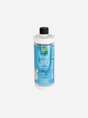 Botella de Alguicida 90-Day Lo-Chlor de 946 ml en entorno de piscina premium, ideal para mantenimiento profesional de larga duración.