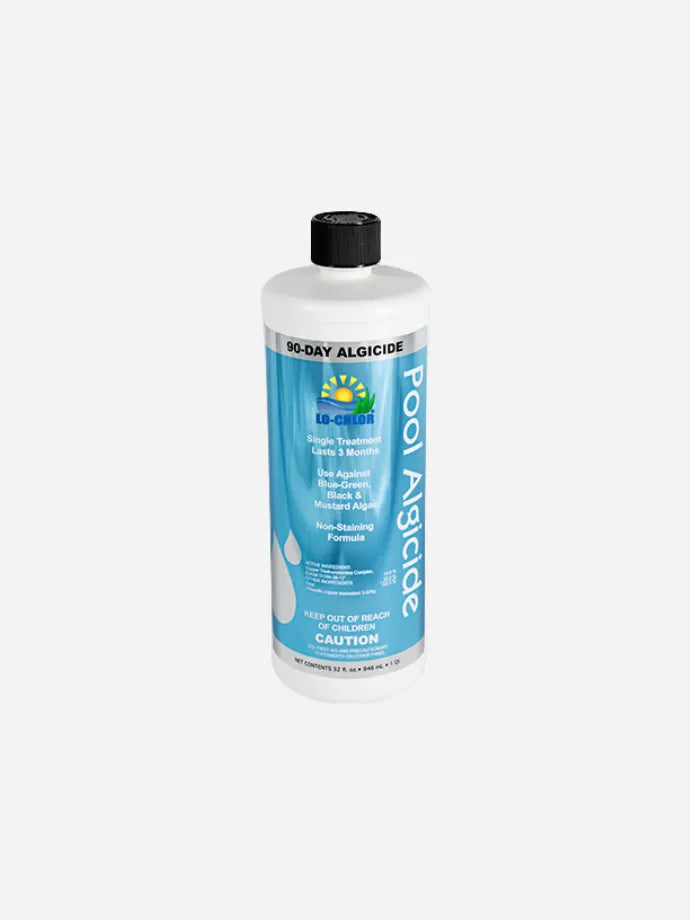 Botella de Alguicida 90-Day Lo-Chlor de 946 ml en entorno de piscina premium, ideal para mantenimiento profesional de larga duración.